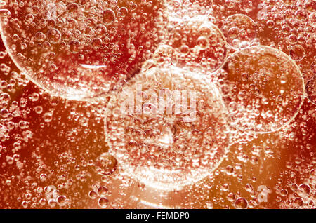 rote abstrakte ölige Luftblasen auf der Wasseroberfläche Stockfoto