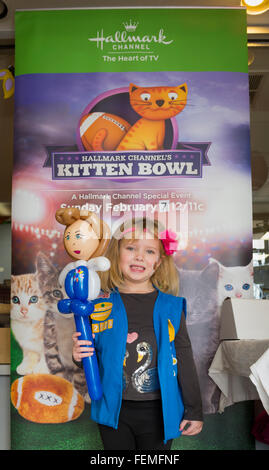 Wantagh, New York, USA. 7. Februar 2016. LUCY B, 5 der Merrick, hält eine Ballon-Dame im stehen vor der großen Kitten Bowl Plakat während Hallmark Channel Kitten Bowl III, letzte Hoffnung Tierrettung hat ein offenes Haus, wo der Annahme Mitte freiwillige und Besucher beobachten, das Spiel im Fernsehen und feuern ihre Mannschaft, die letzte Hoffnung-Löwen. Über 100 herrenlose Kätzchen von letzte Hoffnung Inc und North Shore Animal League America nahm an den spielen, und das Haus und die Familie Katzen gewann der 2016-Meisterschaft, die am Tag des Super Bowl 50 zum ersten Mal ausgestrahlt. Stockfoto