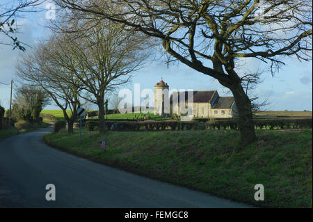 St. Andrew's Schnarchen Kirchlein, eines der vielen runden Turm Kirchen in Norfolk. Der Turm steht getrennt von der Kirche. Stockfoto