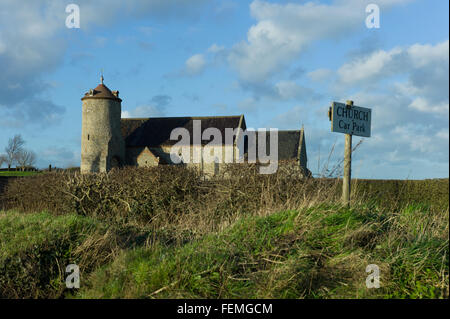 St. Andrew's Schnarchen Kirchlein, eines der vielen runden Turm Kirchen in Norfolk. Der Turm steht getrennt von der Kirche. Stockfoto