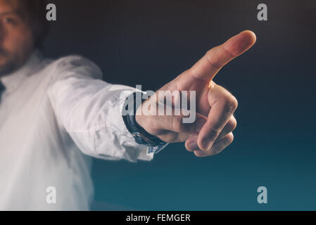 Du bist gefeuert Konzept, Chef gestikulieren Ausweg Handzeichen mit Zeigefinger Stockfoto