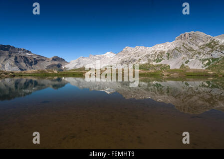 Mount Wildhorn spiegelt sich im See auf der Tour du Wildhorn-trekking-Tour im Berner Oberland und Wallis in den Schweizer Alpen Stockfoto