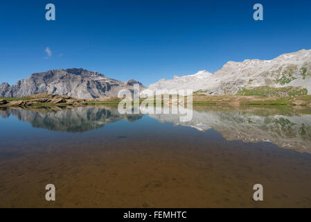 Mount Wildhorn und montieren sechs des Eaux Froides im Sommer spiegelt sich im See zu planen du Rosen im Berner Oberland, Schweiz Stockfoto