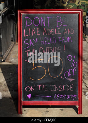 Ein Zeichen außerhalb der Mode speichern ASKAN verweisen auf Adeles "Hallo" in der Orchard Street auf der Lower East Side von Manhattan, NYC Stockfoto
