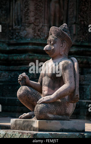 Eine Statue von einem halben Mann halb Vogel Garuda an einer Tür in Banteay Srey Zitadelle der Frauen in Siem Reap, Kambodscha Stockfoto