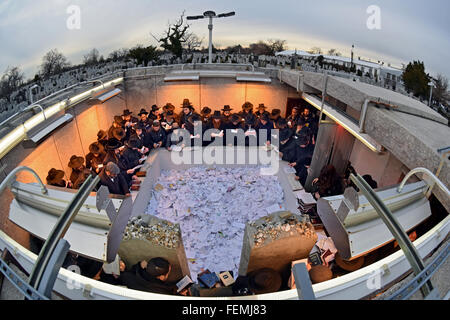 Lubawitsch Rabbiner beten am Grab ihrer letzten beiden Führer bei der Ohel Montefiore Friedhof in Cambria Heights, Queens Stockfoto