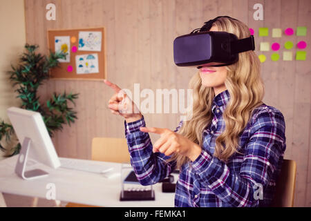 Zusammengesetztes Bild ziemlich lässig Arbeitnehmers mit Oculus rift Stockfoto