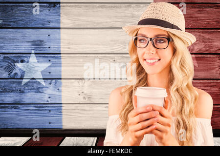 Zusammengesetztes Bild wunderschöne lächelnde blonde Hipster mit Take-away-Becher Stockfoto