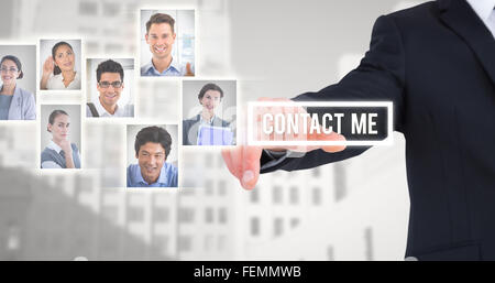 Das zusammengesetzte Bild der Geschäftsmann im Anzug, der seinen Finger Stockfoto