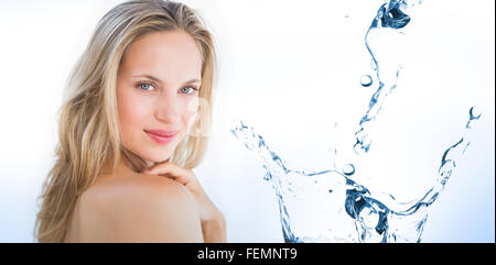 Zusammengesetztes Bild Wasser sprudelt auf weiße Fläche Stockfoto