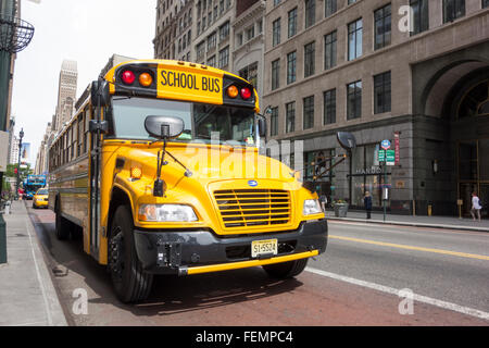 Blauer Vogel-Schulbus geparkt auf 7th Street, Manhattan, New York City, USA Stockfoto