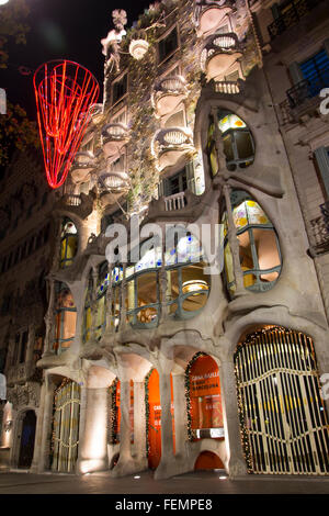 Casa Batllo Fassade in der Nacht von dem katalanischen Architekten Antoni Gaudi, berühmte Architektur Stockfoto