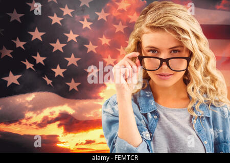 Zusammengesetztes Bild Porträt der Geschäftsfrau trägt Brille posiert Stockfoto