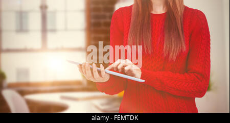 Zusammengesetztes Bild des Innenfeldes Frauenkopf Hipster mit ihrem tablet Stockfoto