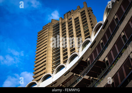 Moderne "Brutalismus" Gebäude in der Barbican Estate in der City of London, UK Stockfoto