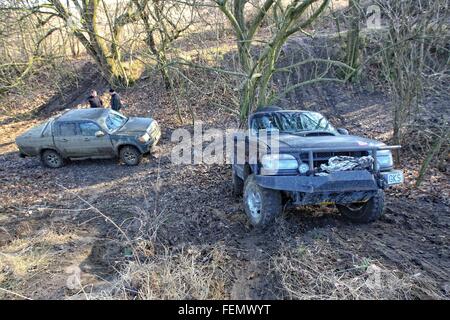 Danzig, Polen 7. Februar 2016 Dutzend 4 x 4 Autos jedes Wochenende teilnehmen in der Amateur-Offroad-Rennen in Danzig. Treiber practic Stockfoto