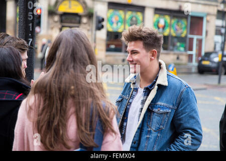 Gruppe junger Erwachsener in der Stadt sprechen. Stockfoto