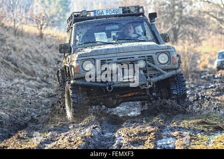 Danzig, Polen 7. Februar 2016 Dutzend 4 x 4 Autos jedes Wochenende teilnehmen in der Amateur-Offroad-Rennen in Danzig. Treiber practic Stockfoto