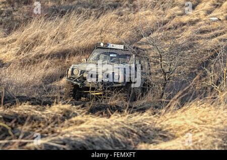 Danzig, Polen 7. Februar 2016 Dutzend 4 x 4 Autos jedes Wochenende teilnehmen in der Amateur-Offroad-Rennen in Danzig. Treiber practic Stockfoto