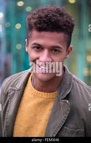 Porträt eines attraktiven, jungen, mixed-Rennen Menschen in der Stadt Stockfoto