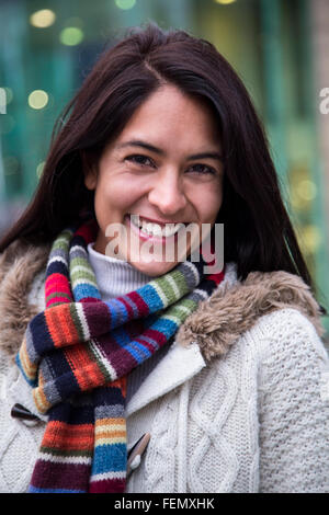 Porträt von eine attraktive, junge Frau in der Stadt Stockfoto