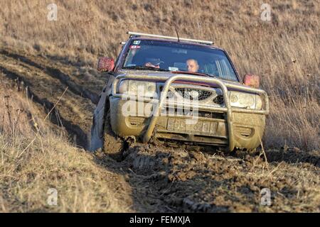 Danzig, Polen 7. Februar 2016 Dutzend 4 x 4 Autos jedes Wochenende teilnehmen in der Amateur-Offroad-Rennen in Danzig. Treiber practic Stockfoto