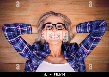 Zusammengesetztes Bild des wunderschönen lächelnden blonden Hipster liegen Stockfoto