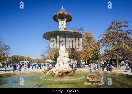 Brunnen der Buen Retiro Park, eines der wichtigsten Sehenswürdigkeiten von Madrid, Spanien. Stockfoto