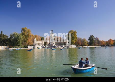 Künstlicher See und Denkmal für Alfonso XII in der Buen Retiro, Madrid, Spanien Stockfoto