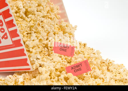 Popcorn und Kinokarten verschüttet Stockfoto