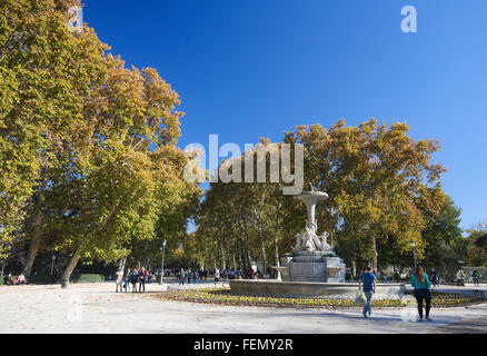 Geformte Brunnen im Buen Retiro Park, eines der wichtigsten Sehenswürdigkeiten von Madrid, Spanien. Stockfoto