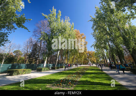 Menschen, die ein Spaziergang entlang der Avenida de Mexico ich Buen Retiro Park, eines der wichtigsten Sehenswürdigkeiten von Madrid, Spanien. Stockfoto