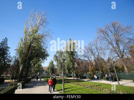 Menschen, die ein Spaziergang entlang der Avenida de Mexico ich Buen Retiro Park, eines der wichtigsten Sehenswürdigkeiten von Madrid, Spanien. Stockfoto