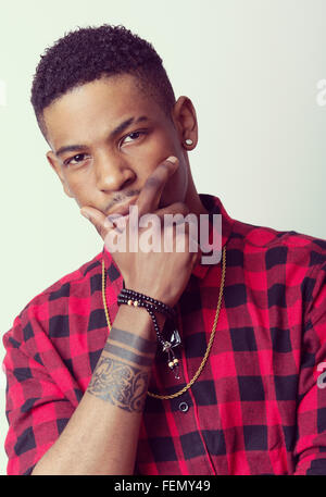 Porträt von hip Hop afroamerikanischen Tänzerin isoliert Hintergrund Stockfoto