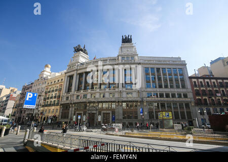 MADRID, Spanien - 14. November 2015: BBVA Bank Gebäude mit Quadriga (vier Pferd Chariot Skulpturen), Madrid, Spanien Stockfoto