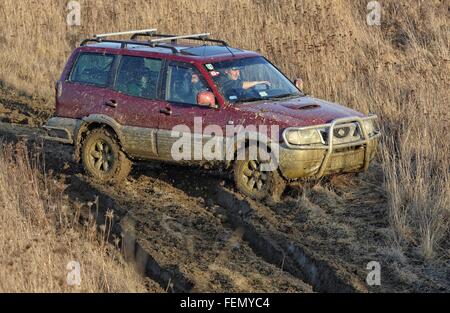 Danzig, Polen 7. Februar 2016 Dutzend 4 x 4 Autos jedes Wochenende teilnehmen in der Amateur-Offroad-Rennen in Danzig. Treiber practic Stockfoto