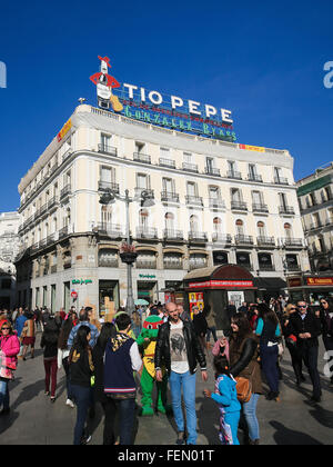 MADRID, Spanien - 14. November 2015: Berühmte Tio Pepe Werbung an der Puerta del Sol, einer der bekanntesten und belebtesten Orte Stockfoto