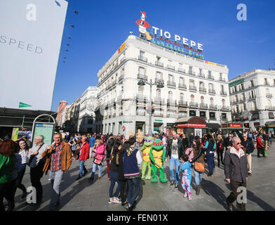 Berühmte Tio Pepe Werbung an der Puerta del Sol, stellt eine der bekanntesten und belebtesten von Madrid Stockfoto