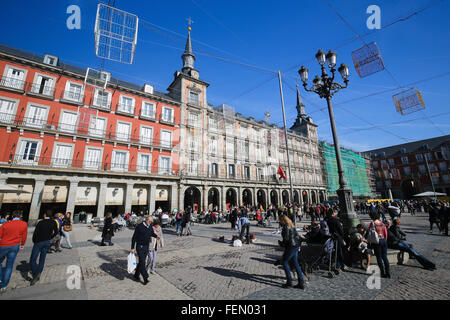 MADRID, Spanien - 14. November 2015: Plaza Mayor mit der Casa De La Panaderia im Zentrum von Madrid, Spanien Stockfoto