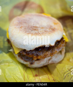 McDonalds Wurst McMuffin mit Ei-Frühstücks-Sandwich. Stockfoto