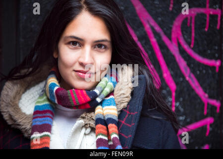 Porträt von einem attraktiven, jung, Frau vor einem urbanen Hintergrund in der Stadt Stockfoto