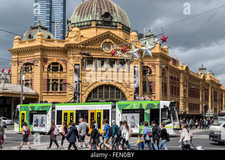 Flinders Street Station und Straßenbahn, Melbourne, Australien Stockfoto