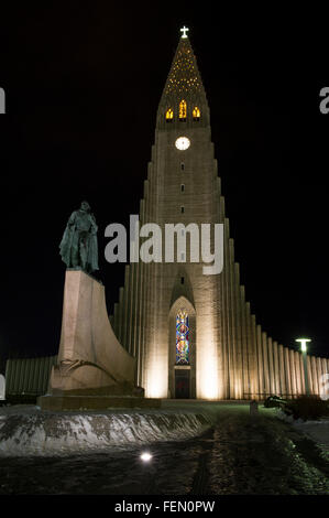 Hallgrímskirkja Kirche und die Liefur Eiriksson-Statue in der Nacht in Reykjavik, Island Stockfoto