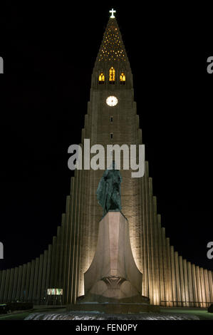 Hallgrímskirkja Kirche und die Liefur Eiriksson-Statue in der Nacht in Reykjavik, Island Stockfoto