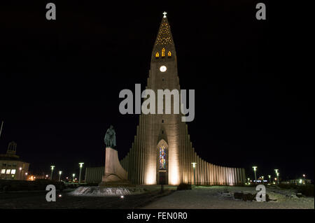 Hallgrímskirkja Kirche und die Liefur Eiriksson-Statue in der Nacht in Reykjavik, Island Stockfoto