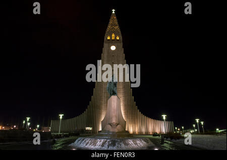 Hallgrímskirkja Kirche und die Liefur Eiriksson-Statue in der Nacht in Reykjavik, Island Stockfoto