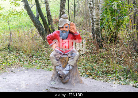 Orel, Russland - 18. Oktober 2015: Skulptur eines alten Mannes sitzt auf einem Baumstumpf im Wald im Nationalpark "Orlovskoye Polesie" Stockfoto
