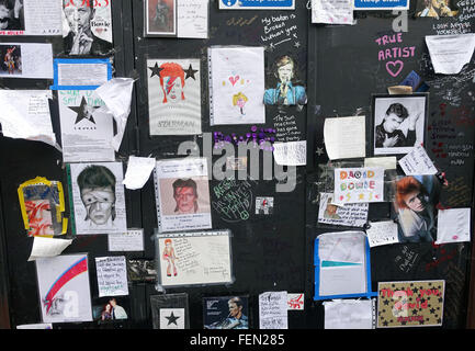 David Bowie Graffito in Brixton, London ist ein Schrein seit seinem Tod geworden. Stockfoto