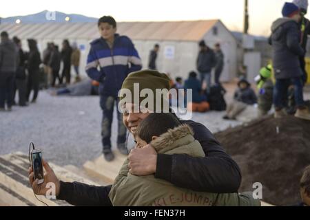 (160208)--GEVGELIJA, 8. Februar 2016 (Xinhua)--Flüchtlinge mit ihren Familien in einem Flüchtlingslager in Gevgelija, mazedonische Süd Grenze zu Griechenland am 7. Februar 2016 einen Videoanruf tätigen.  Mehr als tausend Migranten gehen über Mazedoniens Grenze jeden Tag, die meisten davon aus Syrien, Afghanistan und Irak sind. Mit der Unterstützung von UNHCR, die mazedonische Regierung und NGOs, die Flüchtlingslager unterstützen völlig kostenlos alles, was die Migranten Transit in Mazedonien, durch die Bereitstellung von Schlafmatten, decken, Zelte und Unterkünfte Hallen, Essen, Getränke, WIFI, medizinische Betreuung, Hygieneartikel, sowie Beratung und Beratu Stockfoto