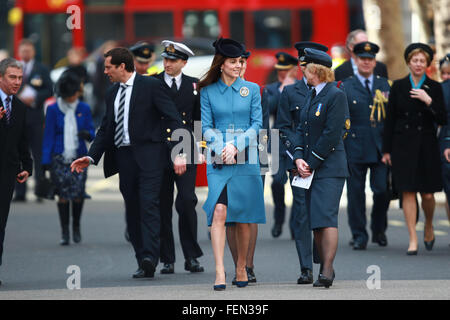 London, UK. 7. Februar 2016.  Die Herzogin von Cambridge, Kate (Catherine) Middleton, besucht einen Dienst in der RAF Kirche St Clement Danes, als sie auf ihr erstes offizielles Engagement als ehrenamtliche Luft Kommandant der Organisation, im 75. Lebensjahr die RAF Air Cadets Übernahme von der Duke markiert of Edinburgh. © Paul Marriott/Alamy Live-Nachrichten Stockfoto